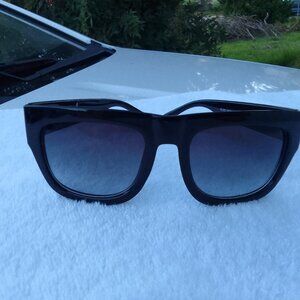 Bundle CHANEL sunglass & a gift